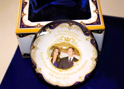 William & Catherine Commemorative Paperweight LP18018