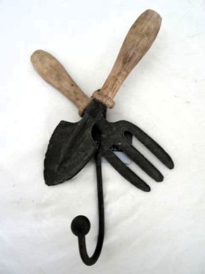 Metal Trowel and Folk Garden Wall Hook 690569