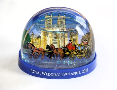 William & Catherine Commemorative Glitter Globe 13987