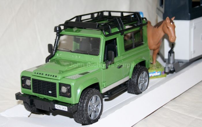 Bruder Land Rover Defender 90 With Horse Trailer 1 16 scale Model 2592